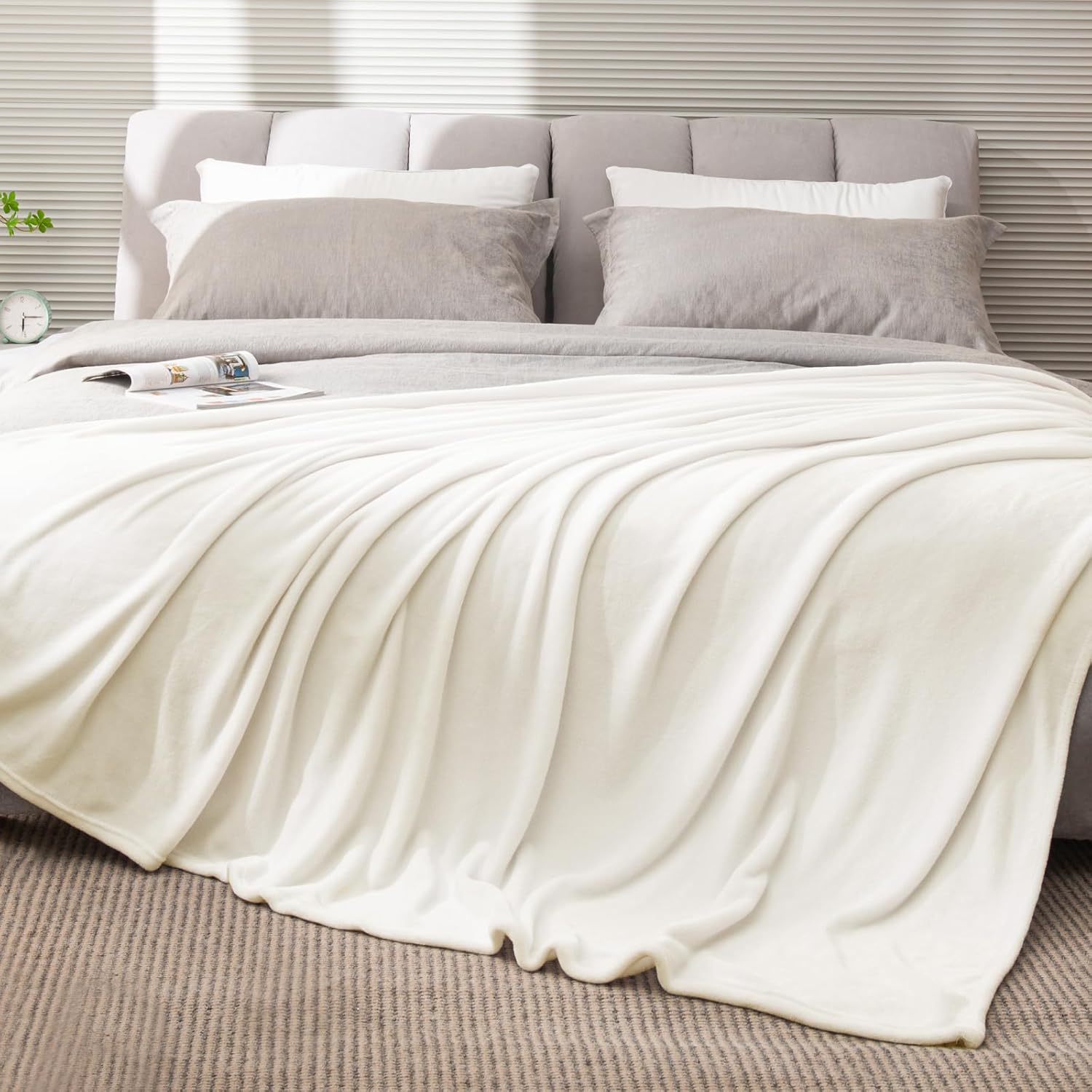 King Size Blanket for Bed, Luxury Plush Cozy Fuzzy Fleece Blanket 108X90 Inches, Super Soft Warm Big Lightweight Throw Blanket All Seasons Suitable, Black