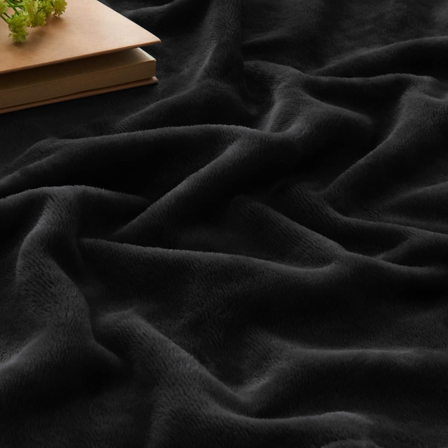 King Size Blanket for Bed, Luxury Plush Cozy Fuzzy Fleece Blanket 108X90 Inches, Super Soft Warm Big Lightweight Throw Blanket All Seasons Suitable, Black